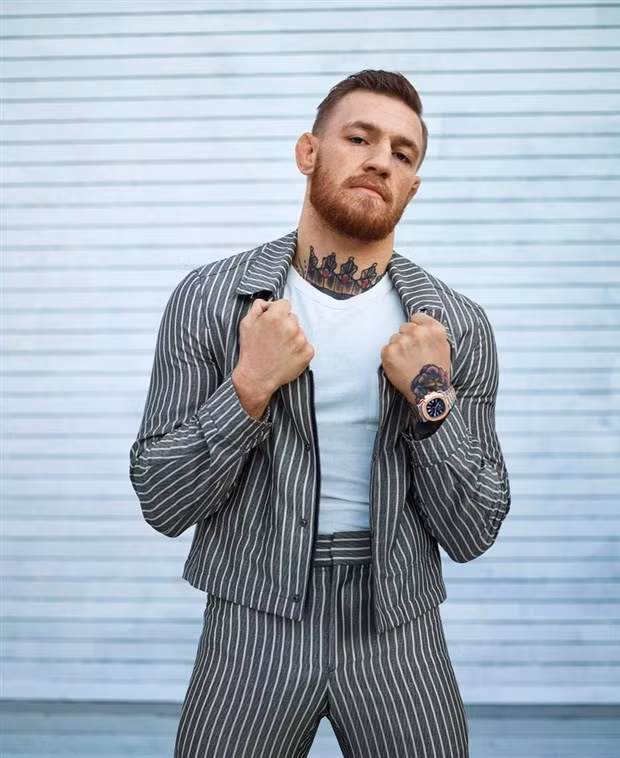 Trong những bộ vest cực cá tính với những hoa văn cách tân và lạ mắt, Conor McGregor khiến cho nhiều người không còn nhận ra một dũng tướng trên sàn đấu UFC.