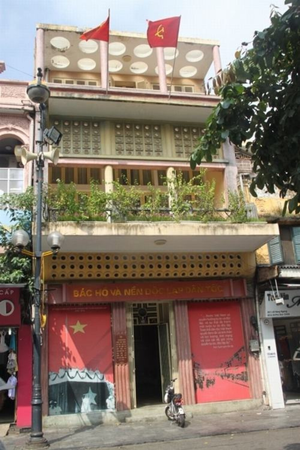 Hiện tại, ngôi nhà đang lưu giữ nhiều hình ảnh và kỷ vật giản dị về Bác Hồ. Ngôi nhà 48 Hàng Ngang thuộc quận Hoàn Kiếm, Hà Nội, nằm trong khu phố cổ buôn bán sầm uất, có cửa sau thông ra 35 phố Hàng Cân.