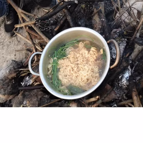 Không chỉ ẩu đả với người tham gia giao thông, nhiều nhóm phượt thủ còn khiến những người dân bản địa tại một số địa điểm phượt quen thuộc cảm thấy không vui khi có những hành động xấu xí. Trong năm 2016, người dân tại Tam Đảo (Vĩnh Phúc) đã phải lên tiếng khi bị nhiều nhóm phượt ăn trộm rau su su của mình, nẹt bô xe máy gây mất trật tự trong đêm.