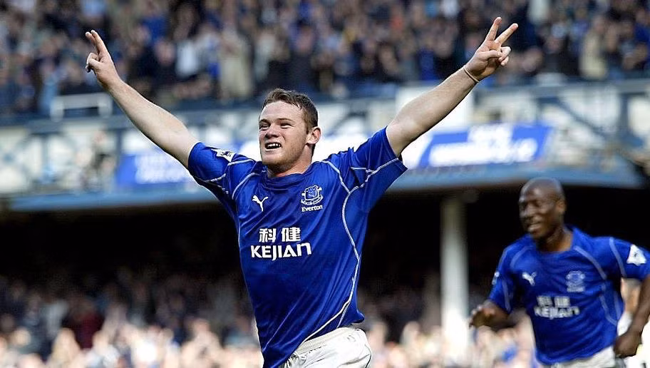 Wayne Rooney là búp măng non của CLB Everton và khi tròn 19 tuổi anh đã có cho mình 29 bàn thắng sau 99 lần ra sân trong màu áo của 2 CLB là Everton và MU.