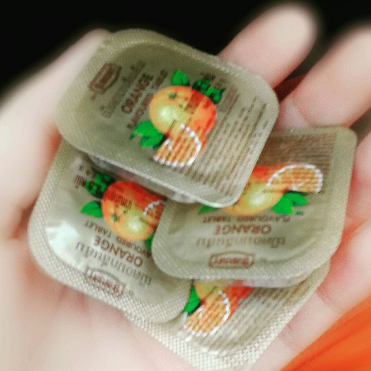 Kẹo C cam Thái Lan là món hàng đến bây giờ vẫn khiến nhiều bạn trẻ phải truy lùng.