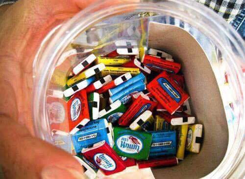 Riêng với món bột C, thực ra chúng dễ thương hơn thế nhiều. Được đựng trong hộp nhỏ xinh làm bằng nhựa trong với nắp đủ các màu xanh đỏ tím vàng, trên mỗi hộp lại có dán hình trái cây tương ứng với vị của bột C trong mỗi hộp.