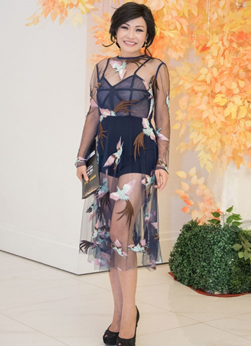 Chị Chanh búi tóc thấp, khoe hình thể qua bộ váy với chất liệu vải voan xuyên thấu. Tuy nhiên, trang phục này được đánh giá là xấu, không phù hợp với người ở độ tuổi như nữ ca sĩ.