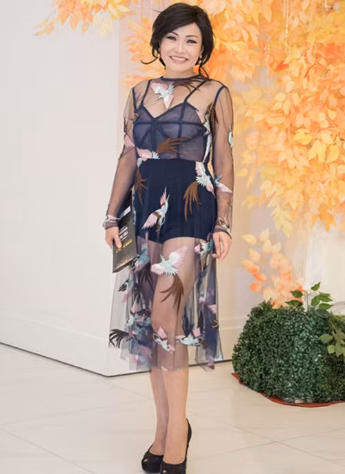 Chị Chanh búi tóc thấp, khoe hình thể qua bộ váy với chất liệu vải voan xuyên thấu. Tuy nhiên, trang phục này được đánh giá là xấu, không phù hợp với người ở độ tuổi như nữ ca sĩ.