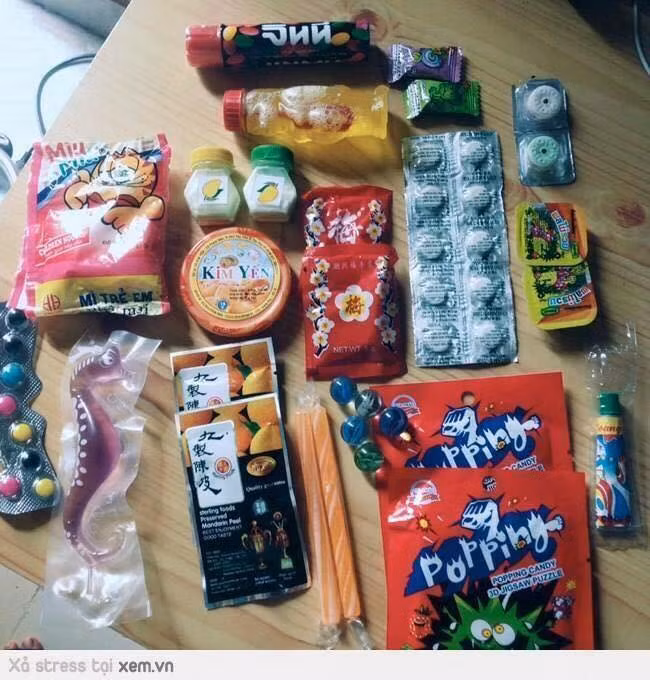 Trong tiềm thức của thế hệ 8X, 9X sau mỗi giờ đi học, được bố mẹ mua cho những món đồ ăn vặt hay đồ chơi như ô mai hoa mai, thạch mút hay keo thổi bóng là cả một niềm vui lớn.