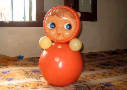 Còn với những bạn gái, cô búp bê lật đật là món tài sản vô giá và được cất giữ rất cẩn thận.