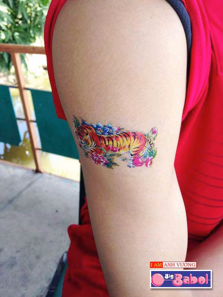 Những hình xăm dán cũng khiến nhiều người nhớ lại tuổi thơ dữ dội của mình. Ăn kẹo cao su sau đó lấy phần bên trong, dùng nước bôi lên và để chúng dính vào người.