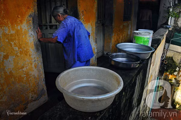 Ở ngõ Văn Chương cũng như nhiều ngõ khác của Hà Nội, không thiếu cảnh các hộ gia đình đem xô chậu hứng nước mưa sinh hoạt.
