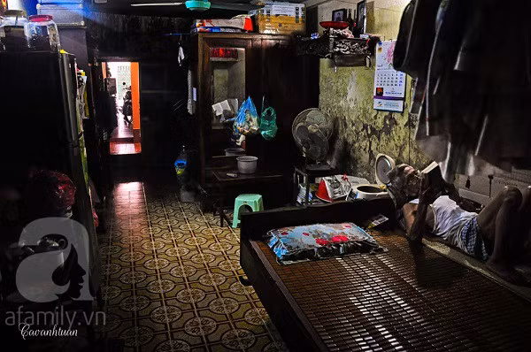 Một cụ già nằm đọc sách trong ngôi nhà cổ yên tĩnh dường như hoàn toàn tách biệt với những ồn ào bên ngoài phố Khâm Thiên.