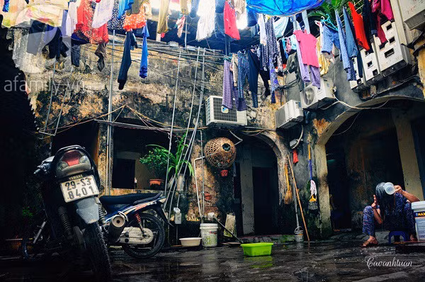 Cụ già ngồi gội đầu dưới những hàng dây phơi quần áo trong ánh sáng dịu nhẹ và ít ỏi của khu tập thể gợi đến những cảm giác yên bình.