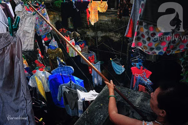 Vì các nhà nằm sát sát nhau và thiếu ánh sáng nên sân chung luôn được tận dụng để phơi quần áo.