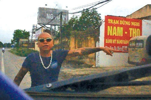 Tin soc ve dau gau” lao ra chan xe QL1