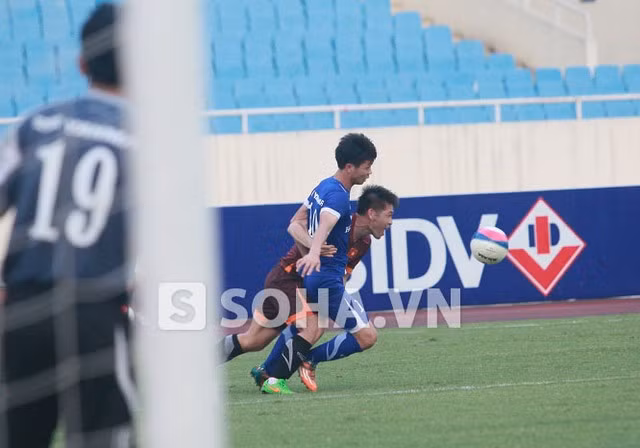 Gần như Minh Châu đã vật ngã Công Phượng.