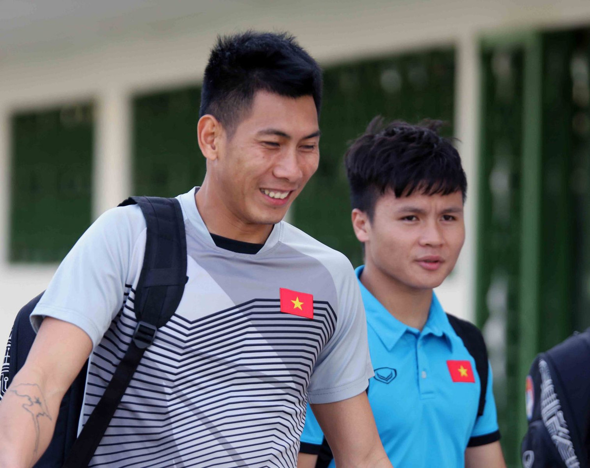 "Em nghĩ, với đội tuyển Việt Nam lúc này tinh thần vẫn là điều quan trọng nhất. Em cùng toàn đội nếu ai vào sân thi đấu đều sẽ cố gắng cống hiến hết sức mình để hướng tới kết quả tích cực". Minh Vương trả lời phỏng vấn.