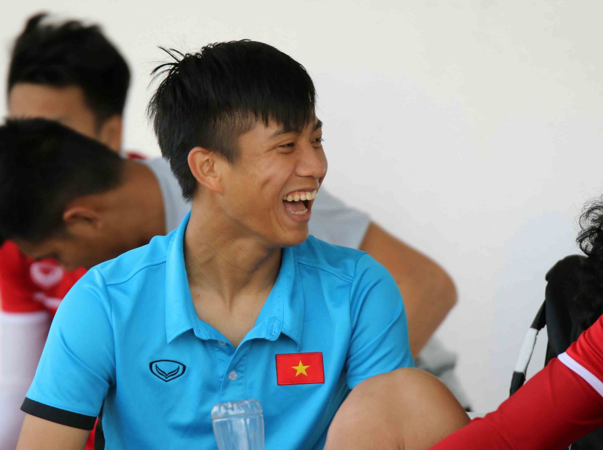 Trước đó, vào buổi sáng, HLV Park Hang-seo và các học trò đã cùng xem lại băng ghi hình trận đấu giữa Iran và Yemen để phân tích, đánh giá rõ hơn về từng vị trí trên sân của đội bạn.