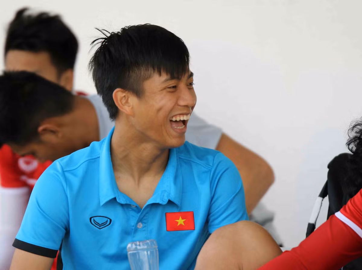 Trước đó, vào buổi sáng, HLV Park Hang-seo và các học trò đã cùng xem lại băng ghi hình trận đấu giữa Iran và Yemen để phân tích, đánh giá rõ hơn về từng vị trí trên sân của đội bạn.