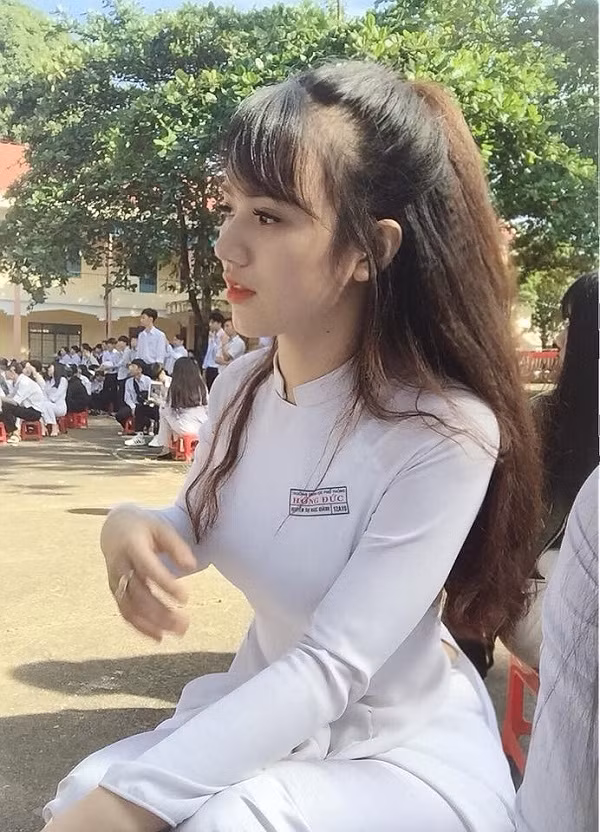 Ngọc Khánh sở hữu thân đẹp với vóc dáng khá chuẩn cùng gương mặt xinh xắn khiến bao chàng trai bị "hớp hồn" ngay từ cái nhìn đầu tiên.