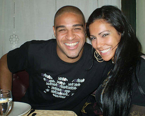Tháng 3/2010, Adriano cựu tiền đạo của Inter Milan và ĐT Brazil đã bị vợ cô bồ xinh đẹp Joana đánh cho lên bờ xuống ruộng. Lý do mà cầu thủ bị vợ đánh đó là sau khi rượu say tại một buổi tiệc tại Rio de Janeiro, chân sút này đã có những lời nói khó nghe khiến cô bồ nóng mắt và ra đòn để cựu tuyển thủ Brazil tỉnh rượu. Màn ra đòn của Joana khiến Adriano chạy từ bàn tiệc ra tới tận gara ô tô để trốn.