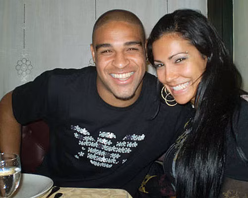 Tháng 3/2010, Adriano cựu tiền đạo của Inter Milan và ĐT Brazil đã bị vợ cô bồ xinh đẹp Joana đánh cho lên bờ xuống ruộng. Lý do mà cầu thủ bị vợ đánh đó là sau khi rượu say tại một buổi tiệc tại Rio de Janeiro, chân sút này đã có những lời nói khó nghe khiến cô bồ nóng mắt và ra đòn để cựu tuyển thủ Brazil tỉnh rượu. Màn ra đòn của Joana khiến Adriano chạy từ bàn tiệc ra tới tận gara ô tô để trốn.