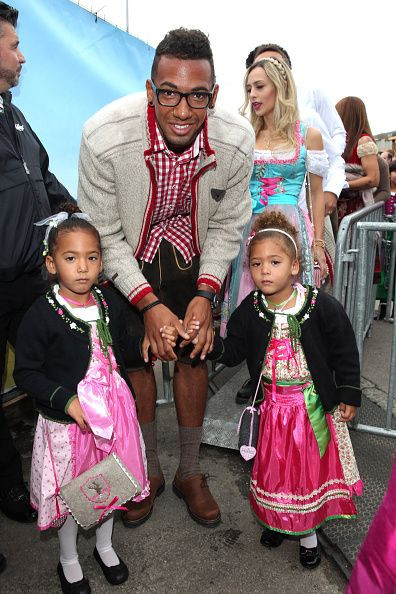 Không đánh cô bồ bằng tay chân nhưng hậu vệ ngôi sao của CLB Bayern Munich là Jerome Boateng lại sử dụng món đòn “cẩu xực” để ra đòn. Đã rất nhiều lần hậu vệ quốc tịch Đức này đã cắn cô bồ Sherin. Không chỉ có cô bồ là nạn nhân mà ngay cả hai cô công chúa bé bỏng cũng trở thành nạn nhân của ông bố tồi nhất trái đất này. 