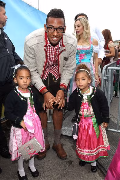 Không đánh cô bồ bằng tay chân nhưng hậu vệ ngôi sao của CLB Bayern Munich là Jerome Boateng lại sử dụng món đòn “cẩu xực” để ra đòn. Đã rất nhiều lần hậu vệ quốc tịch Đức này đã cắn cô bồ Sherin. Không chỉ có cô bồ là nạn nhân mà ngay cả hai cô công chúa bé bỏng cũng trở thành nạn nhân của ông bố tồi nhất trái đất này. 