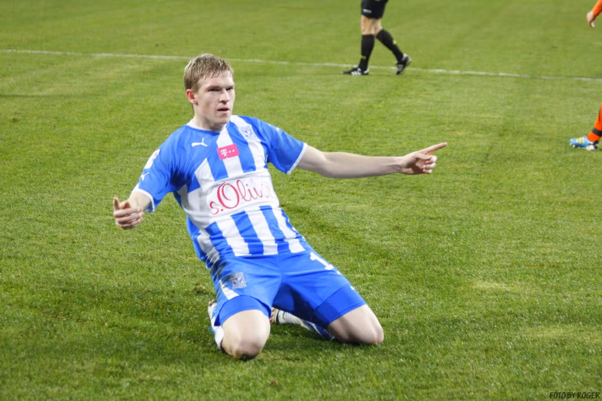 Trước đó vào 9/2015, tiền đạo Artjoms Rudnevs của CLB Hamburg là nạn nhân của màn bạo hành gia đình khi ngôi sao này đang đi dạo cùng cô vợ là Santa trên đường phố Hamburg thì màn chiến tranh nổ ra. Lúc sau, những người chứng kiến thấy Rudnevs ôm miệng và bị tổn thương phần lưới. Ngôi sao của Hamburg được đưa tới bệnh viện gần nhất để khâu lưỡi và anh cho biết mình bị tổn thương ở phần lưỡi do vết cắn sâu hoắm của người vợ.