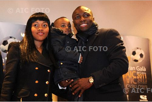 Tháng 10/2015, hậu vệ người Colombia Pablo Armero đã gây chấn động khi bị vợ bắt quả tang đang ân ái với hai cô gái bán hoa. Sau màn cãi vã nảy lửa với vợ, Armero đã lấy một cây gậy tấn công vợ tới tấp khiến cô vợ bị chấn thương ở phần mềm.