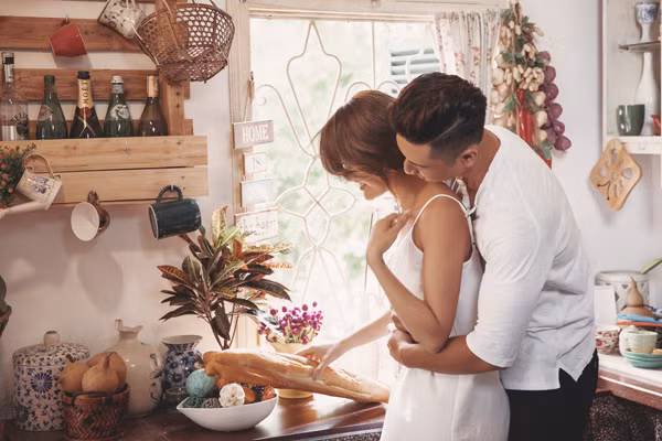 Sau một thời gian xa rời những vai diễn để tập trung cho việc học hành, Thùy Anh đã trở lại với nghệ thuật và mới đây là vai trò diễn viên chính trong MV "Bỏ lại thế giới". Đây là một sản phẩm mà cô nàng hot girl Bộ tứ 10A8 kết hợp với "phù thủy" dòng nhạc điện tử Slim V.