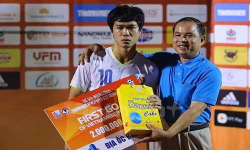 Cong Phuong nhan giai cau thu xuat sac du HAGL thua tran