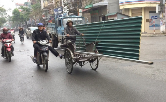 Chở tôn giữa đường, một "máy chém" thực sự cho người đi đường không may xảy ra tai nạn.