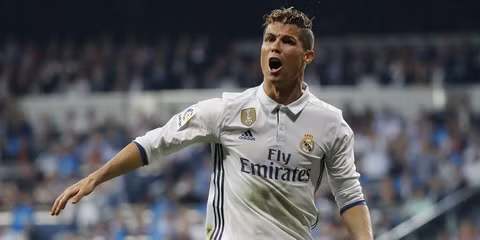 Cris Ronaldo nổi giận với đồng đội: Tờ Diario Gol cho hay, Cris Ronaldo đã nổi cơn lôi đình, chỉ trích đồng đội (Isco, Luka Modric và Marco Asensio) trong phòng thay đồ, sau trận hoà 0-0 trước Atletico và trách các cầu thủ Real Madrid “không tìm thấy anh trên sân”. Cris Ronaldo cho rằng, vì không nhận được trợ giúp cần thiết của các đồng đội nên anh đã thi đấu vật vờ ở La Liga trong thời gian qua. Ảnh: Diario Gol