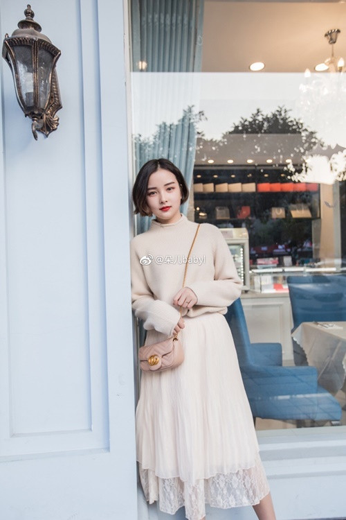 Trang Weibo của Đóa Nhi vẫn nườm nượp kẻ vào người ra hàng ngày để ngắm những hình ảnh cực đẹp của cô nhân viên tiệm Internet này và tên tuổi của cô đã phủ sóng toàn mạng xã hội cả ở Việt Nam và Trung Quốc.