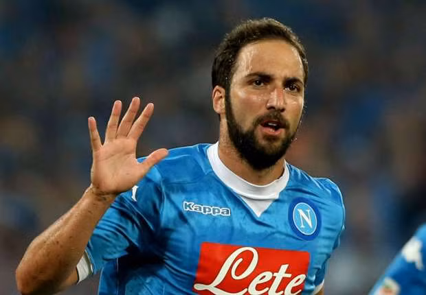 Thương vụ Higuain rời Napoli và gia nhập Juventus đã chốt giá 94 triệu euro và điều này giúp tiền đạo người Argentina vượt lên xếp thứ 3 trong nhóm những cầu thủ có tổng phí chuyển nhượng cao nhất trong lịch sử bóng đá với 144,7 triệu euro.