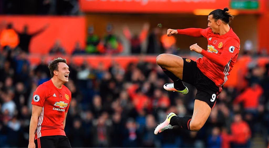 Ở tuổi 35, Zlatan Ibrahimovic vẫn lập cú đúp bàn thắng trong trận MU vượt qua chủ nhà Swansea 3-1. Tuy nhiên, anh sẽ không thể ra sân khi "Quỷ đỏ" đón tiếp Arsenal ở vòng đấu tới do phải chịu án phạt cấm thi đấu sau khi nhận 5 thẻ vàng từ đầu mùa giải.