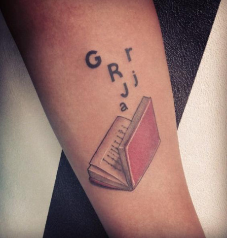 Một hình xăm nho nhỏ nhưng với ý nghĩa vô cùng lớn sẽ giúp nhiều vượt qua khó khăn, bệnh tật để tiếp tục tiến bước trên đường đời.