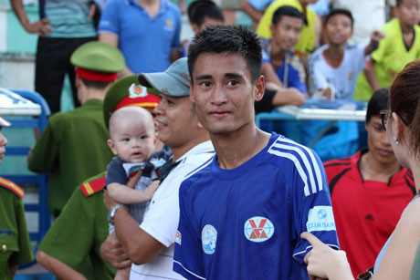 Sự ra đi của người cha đáng kính chắc chắn sẽ khiến Vũ Minh Tuấn vô cùng đau đớn, tuy nhiên NHM bóng đá Việt cũng như CLB Than Quảng Ninh luôn tin rằng, người con của đất mỏ này sẽ đứng dậy và tiếp tục chiến đấu vì màu cờ sắc áo cho ĐTQG cũng như đội bóng quê hương.