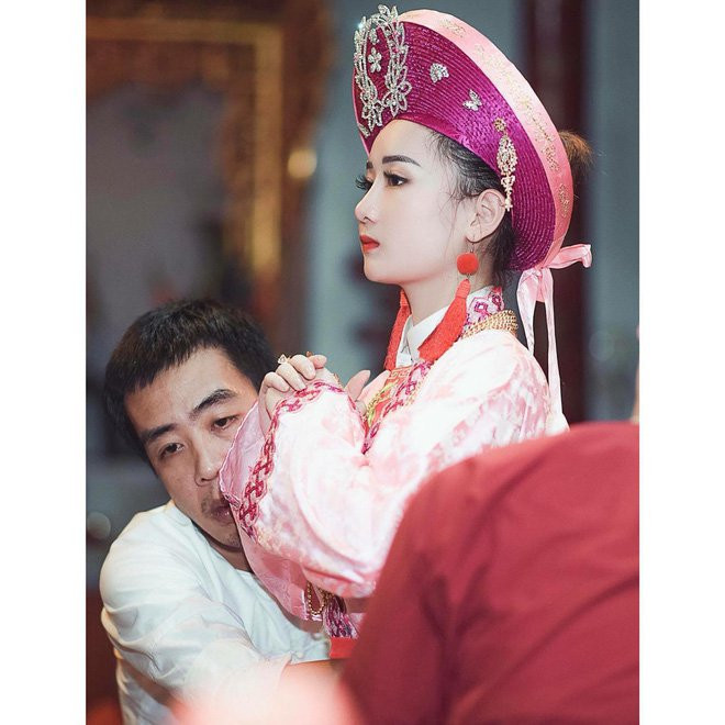 Mới đây, những hình ảnh một cô đồng trẻ xinh đẹp với khuôn mặt rạng ngời, phúc hậu trong buổi lễ đã lan truyền trên mạng và ngay lập tức nhận được sự quan tâm của nhiều người.