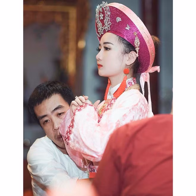 Mới đây, những hình ảnh một cô đồng trẻ xinh đẹp với khuôn mặt rạng ngời, phúc hậu trong buổi lễ đã lan truyền trên mạng và ngay lập tức nhận được sự quan tâm của nhiều người.