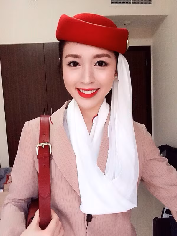 Phương Vũ đang làm việc cho hãng hàng không Arab Emirates Airlines. Không chỉ xinh đẹp, nữ tiếp viên hàng không này còn được yêu mến nhờ thành tích học tập vô cùng xuất sắc.