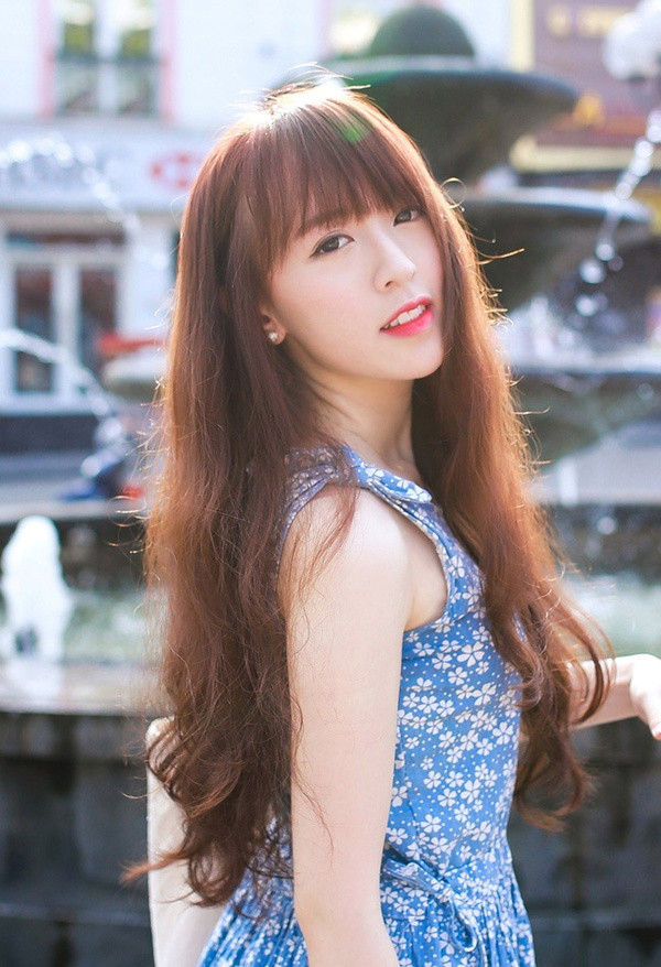 Phương Vũ từng tốt nghiệp ĐH Ngoại Ngữ (khoa Anh) – ĐH Quốc Gia Hà Nội và hiện đang sinh sống, làm việc tại Dubai.