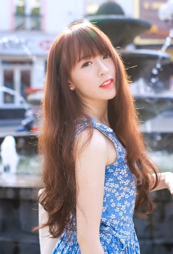 Phương Vũ từng tốt nghiệp ĐH Ngoại Ngữ (khoa Anh) – ĐH Quốc Gia Hà Nội và hiện đang sinh sống, làm việc tại Dubai.