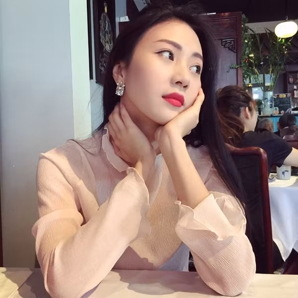 Không chỉ sở hữu vẻ ngoài vô cùng xinh đẹp, Ngọc Châm còn có một thân hình cực chuẩn cùng gu thời trang sành điệu cá tính, điều này không có gì làm lạ khi cô nàng có đến hơn 120.000 người "theo đuổi" trên facebook cá nhân.