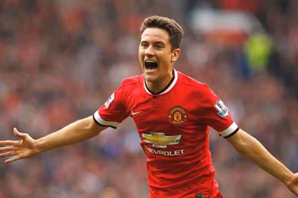 Barcelona nhất quyết săn sao M.U: Theo thông tin chuyển nhượng bóng đá từ tờ Dario Sport, trong bối cảnh gặp khó ở thương vụ Verratti, Barcelona đang tìm mọi cách thuyết phục Ander Herrera gia nhập sân Nou Camp. Thậm chí, họ sẵn sàng chi ra số tiền lớn (có thể lên tới 80 triệu euro) để chiêu mộ cầu thủ người Tây Ban Nha. Ảnh: Dario Sport