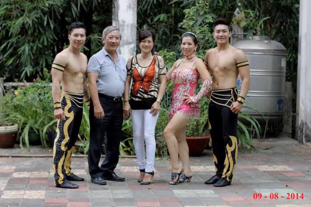 5 thành viên trong gia đình Quốc Cơ - Quốc Nghiệp. Gia đình anh có truyền thống gắn bó với nghề xiếc. Ông nội của anh em "hoàng tử xiếc" là lương y, võ sư Giang Hải Long còn bố là lương y, võ sư Giang Kiếm Thanh.