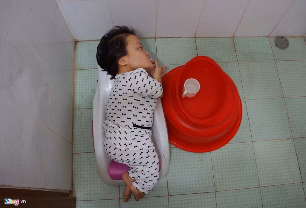Dù nằm một chỗ nhưng với sự trợ giúp của mẹ, cô gái có thể tự sinh hoạt cá nhân như đánh răng, chải đầu.