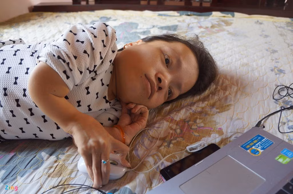 Đến năm 1983, ông bà sinh con trai thứ 3, đứa trẻ yếu ớt, sống chưa đầy nửa năm thì tử vong. 5 năm sau, Út sinh ra khỏe mạnh, lành lặn. Khi lớn lên, cơ thể Út không phát triển như đứa trẻ bình thường, chân tay ngày càng teo tóp, thể trạng yếu ớt. Vợ chồng ông Biền đưa con gái đi khám thì mới biết bị nhiễm chất độc da cam từ bố.