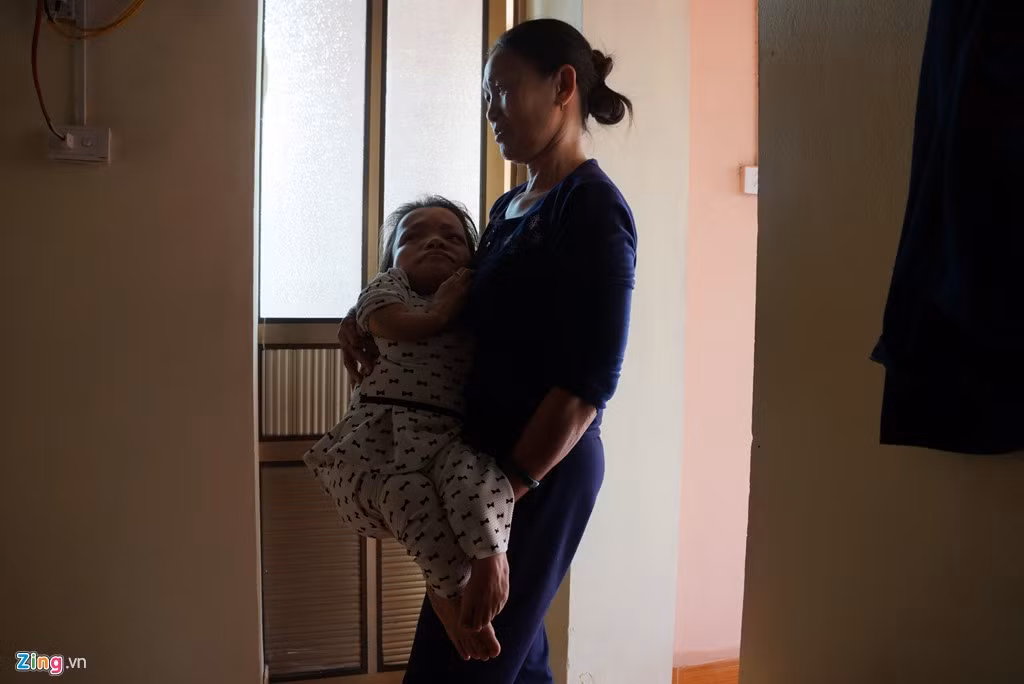 Ông Cao Văn Biền (62 tuổi, bố Út) cho hay, bản thân ông từng có thời gian tham gia chiến đấu ở chiến trường miền Nam. Xuất ngũ về quê, ông nên duyên với cô gái cùng làng là bà Vũ Thị Thơm (năm nay 56 tuổi). Ông bà sinh hai người con gái đầu đều khỏe mạnh, lành lặn.