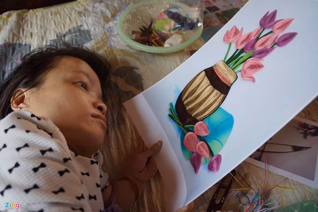 Chủ đề các bức tranh Út làm là phong cảnh, hoa sen, con công, con phượng, tranh gia đình... Sau khi hoàn thành, Út rao bán trên mạng xã hội để mọi người đặt mua. Nghề này hiện nay giúp Út có thu nhập trung bình từ 2 đến 2,5 triệu/mỗi tháng. "Đối với mọi người đó là số tiền nhỏ nhưng với mình đó là một số tiền khá lớn mà bản thân kiếm được. Mình thật sự rất hạnh phúc", Út chia sẻ.