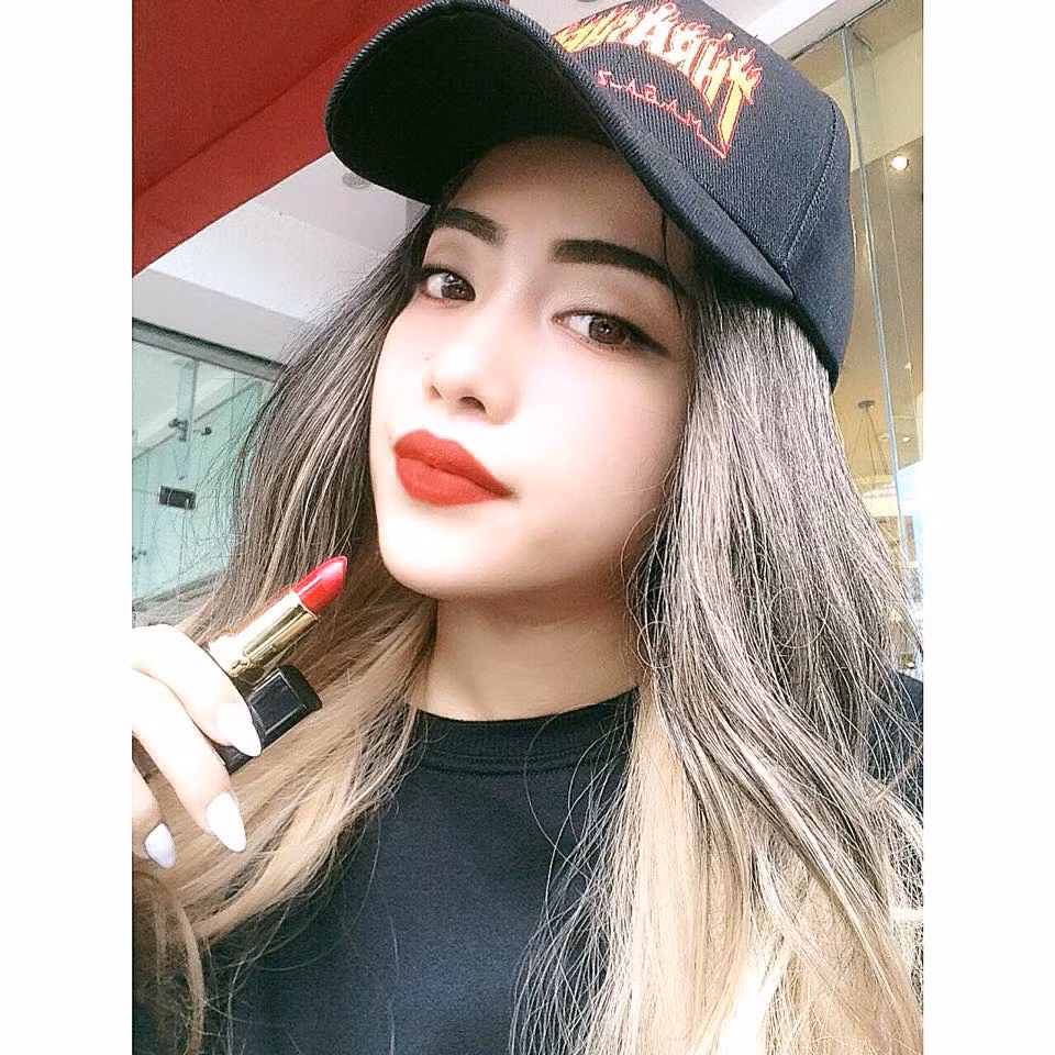 Xác định sẽ theo nghề make up nên cô nàng chân ngắn 9X Kim Ngân dự định sẽ theo học lớp trang điểm chuyên nghiệp và thực hiện một số mục tiêu cá nhân trong năm 2017.