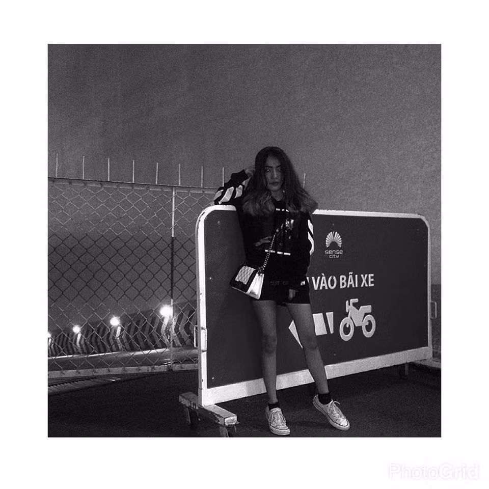 Khi ngắm những bức ảnh của Kim Ngân, nhiều người cứ ngỡ cô phải cao tới hơn 1m60 nhưng sự thật thì cô nàng chân ngắn này chỉ cao có 1m48.